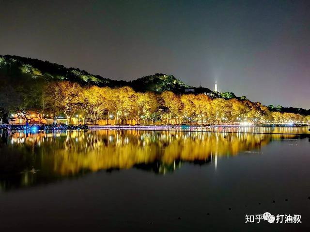 (隔岸可見每天19:00,20:00各一場的西湖音樂噴泉)▽夜涼如水,意興闌珊