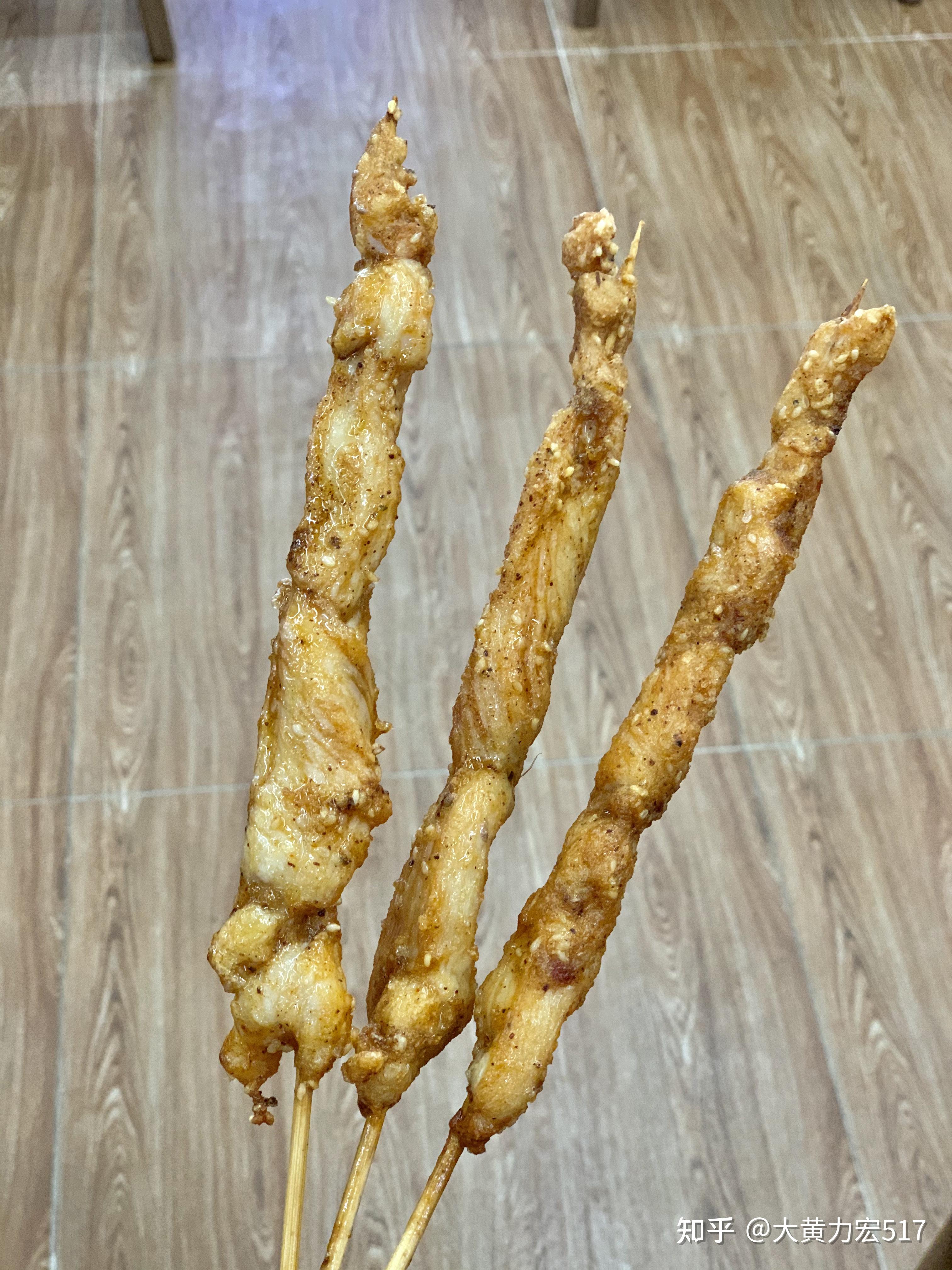 里面咖喱浓郁,酥酥脆脆贼啦带劲店里还有炸掌中宝,炸鸡脚筋,炸无骨