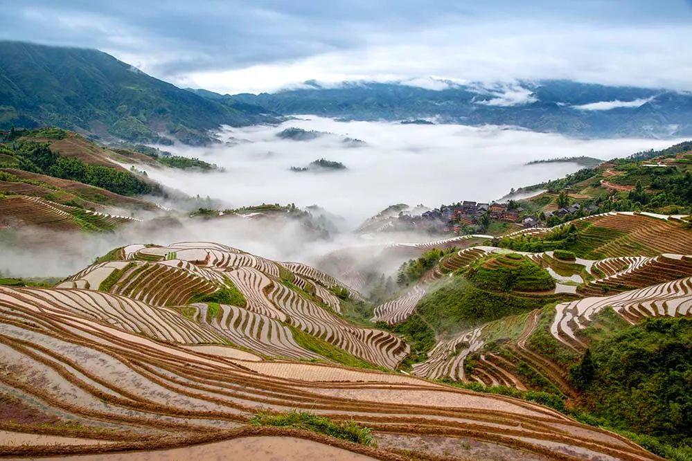 桂林龙脊梯田田心村第一湾卓笔峰相公山漓江渔火摄影团