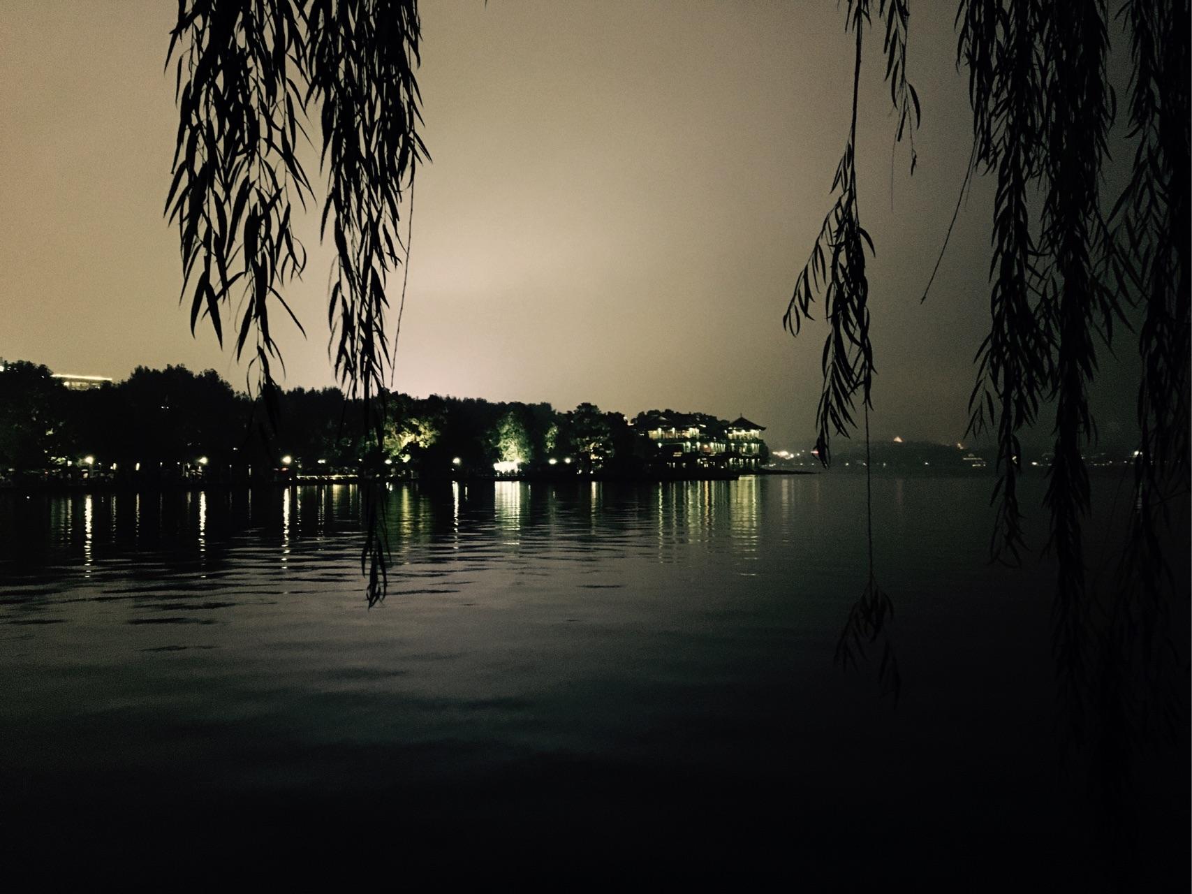 城市圆月湖面夜景背景高清图片下载-正版图片500107551-摄图网
