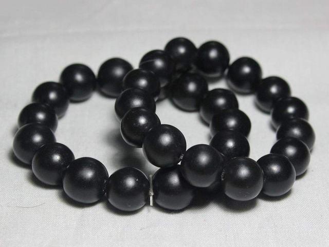 条痕测试对于煤玉来说是有鉴定意义的;一是非常轻,拿起来就可以感觉到