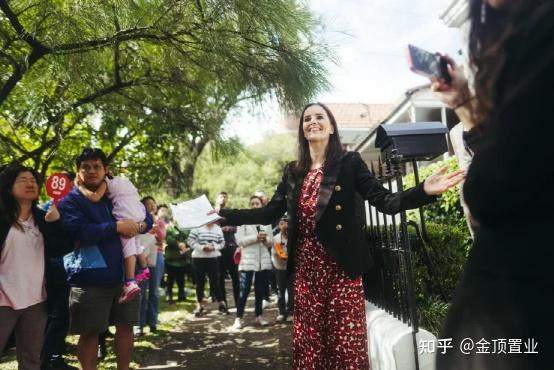 谁说楼市不行？卖套房吸引数十人竞拍，近百人围观，纯赚100万！ - 知乎
