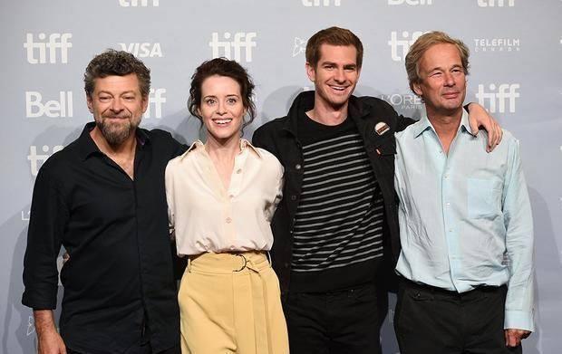 (导演安迪·瑟金斯,克莱尔·福伊,加菲与男主原型的儿子,本片制片人