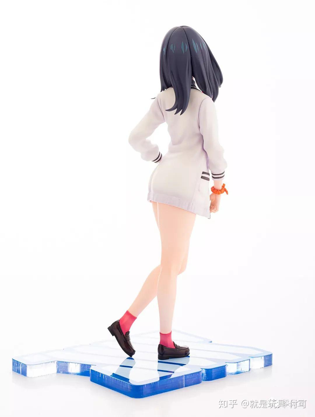 粉色的短袜搭配jk皮鞋也是青春气息逼人,这双鞋子是宝多六花入学时