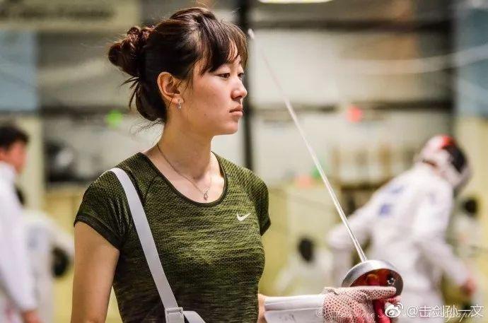 又到了晒身材的季节墙都不服只服击剑人的大长腿