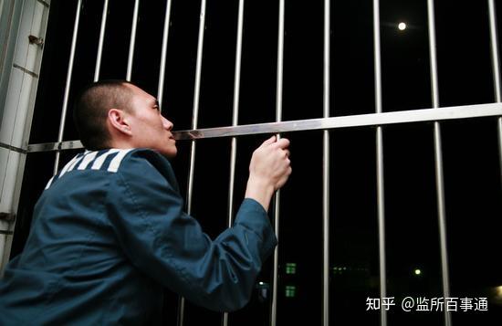 刑满出狱那天无论风雨请去接他