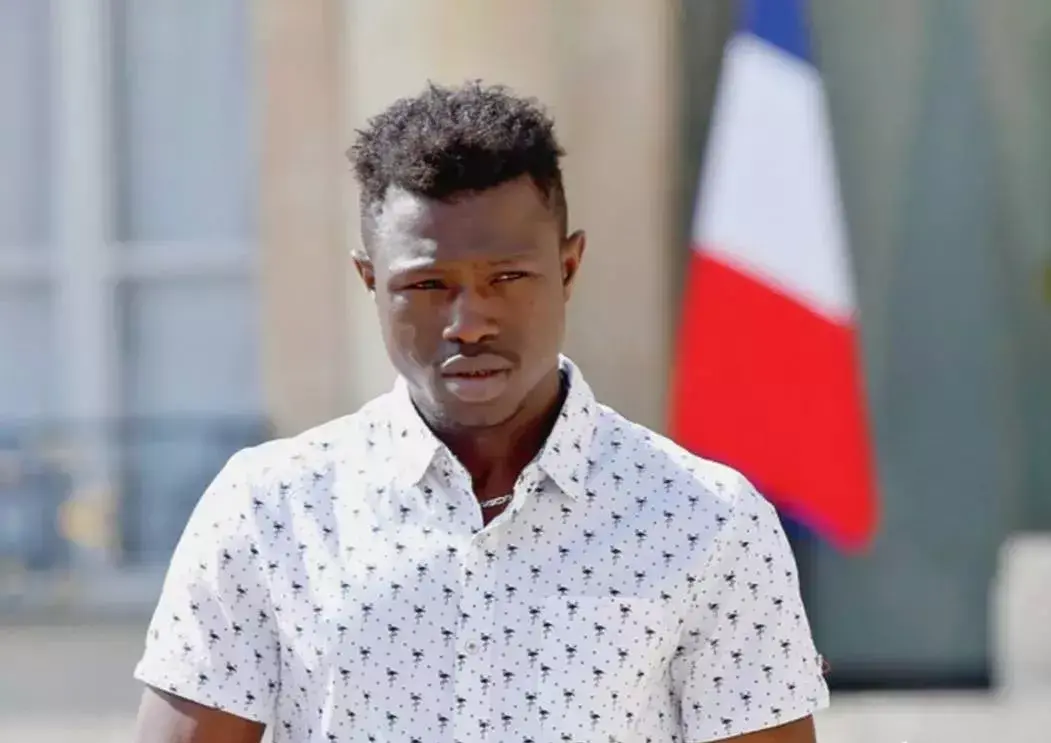 如今却能获得法国总统马克龙亲自授予的公民身份,得到全法国人的尊敬