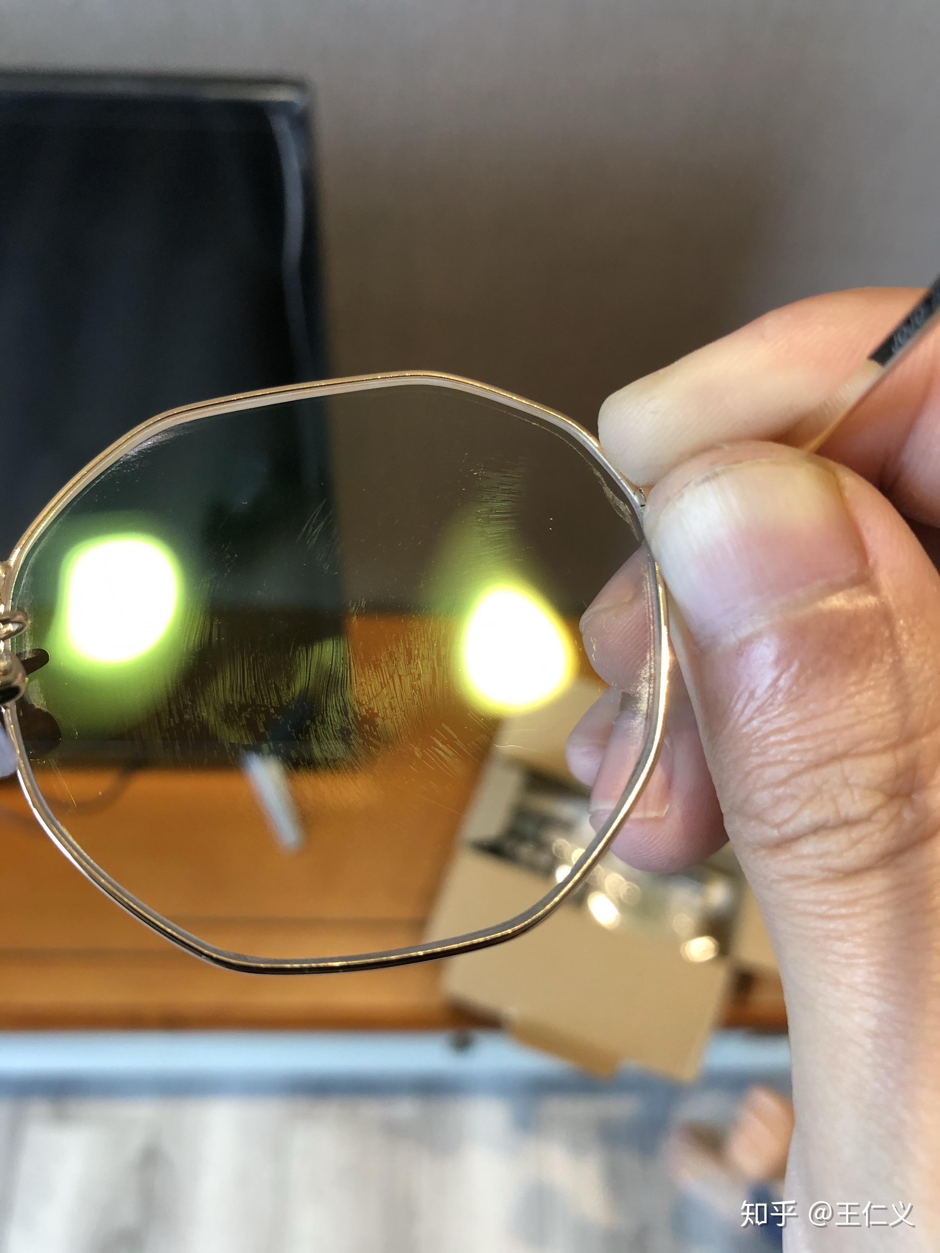 新收到的依视路a3眼镜镜片上面很多纹路