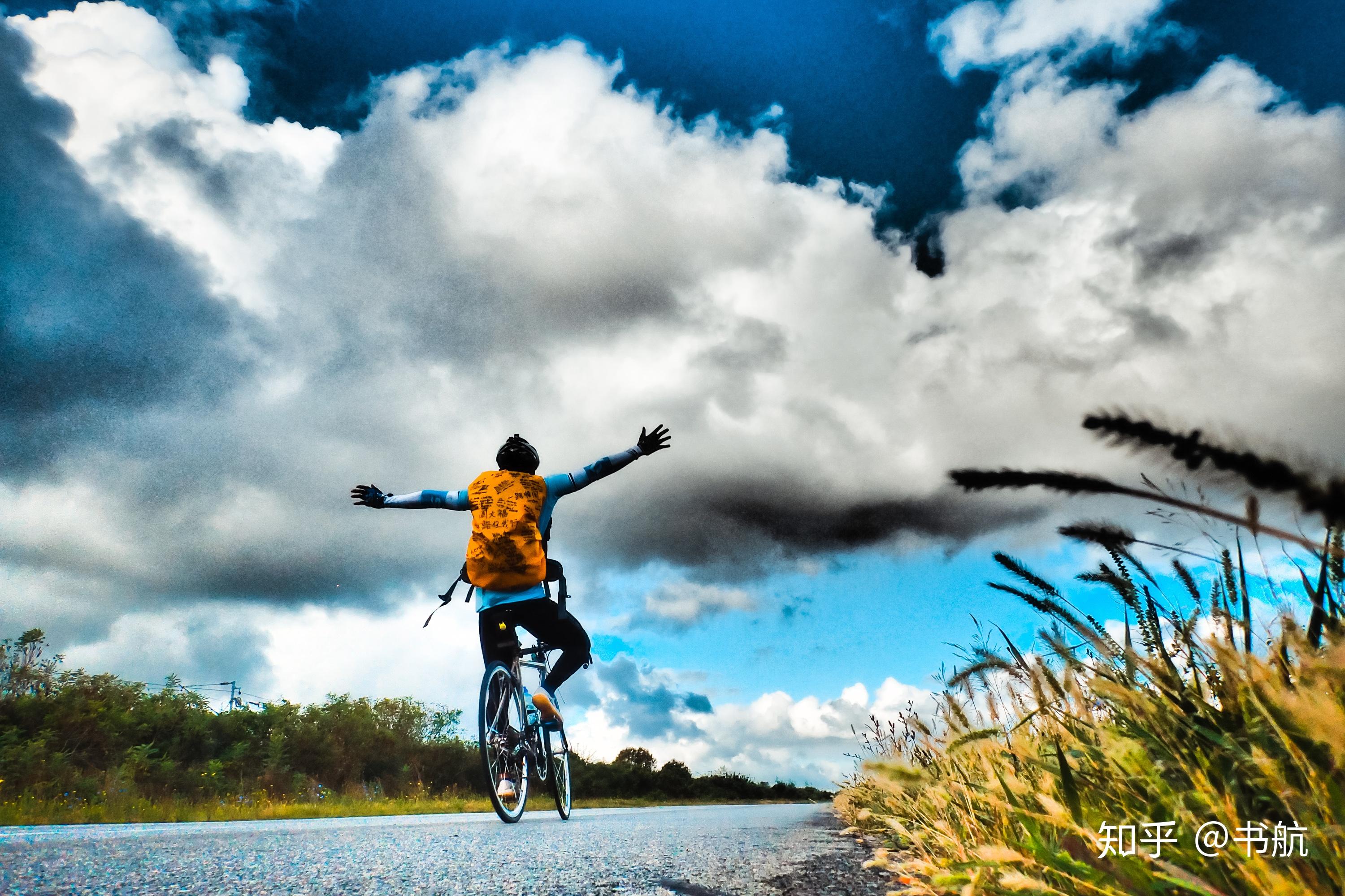 日出时骑着山地自行车单车的男人图片下载 - 觅知网