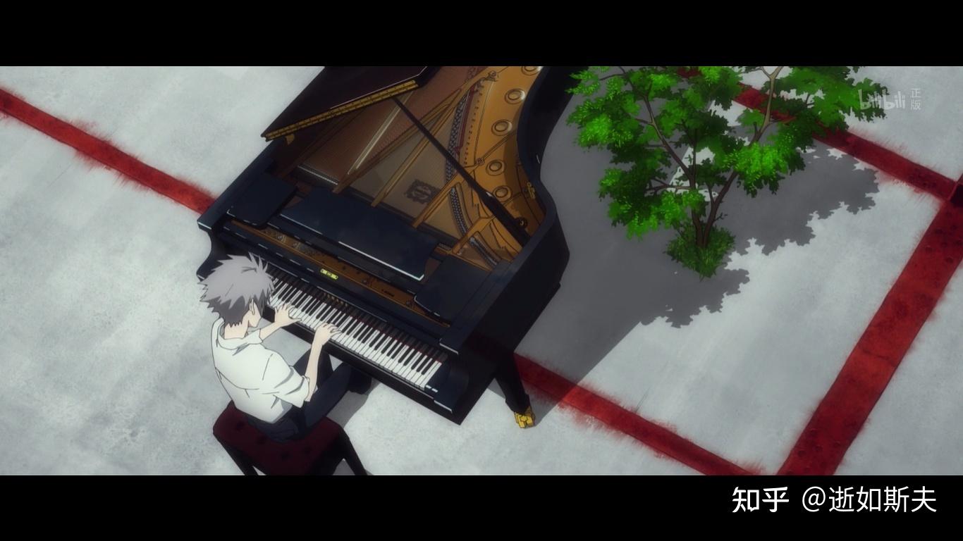 真嗣和渚薰进行初次的钢琴联弹时,从侧面可以看到由于身高,真嗣的脚是