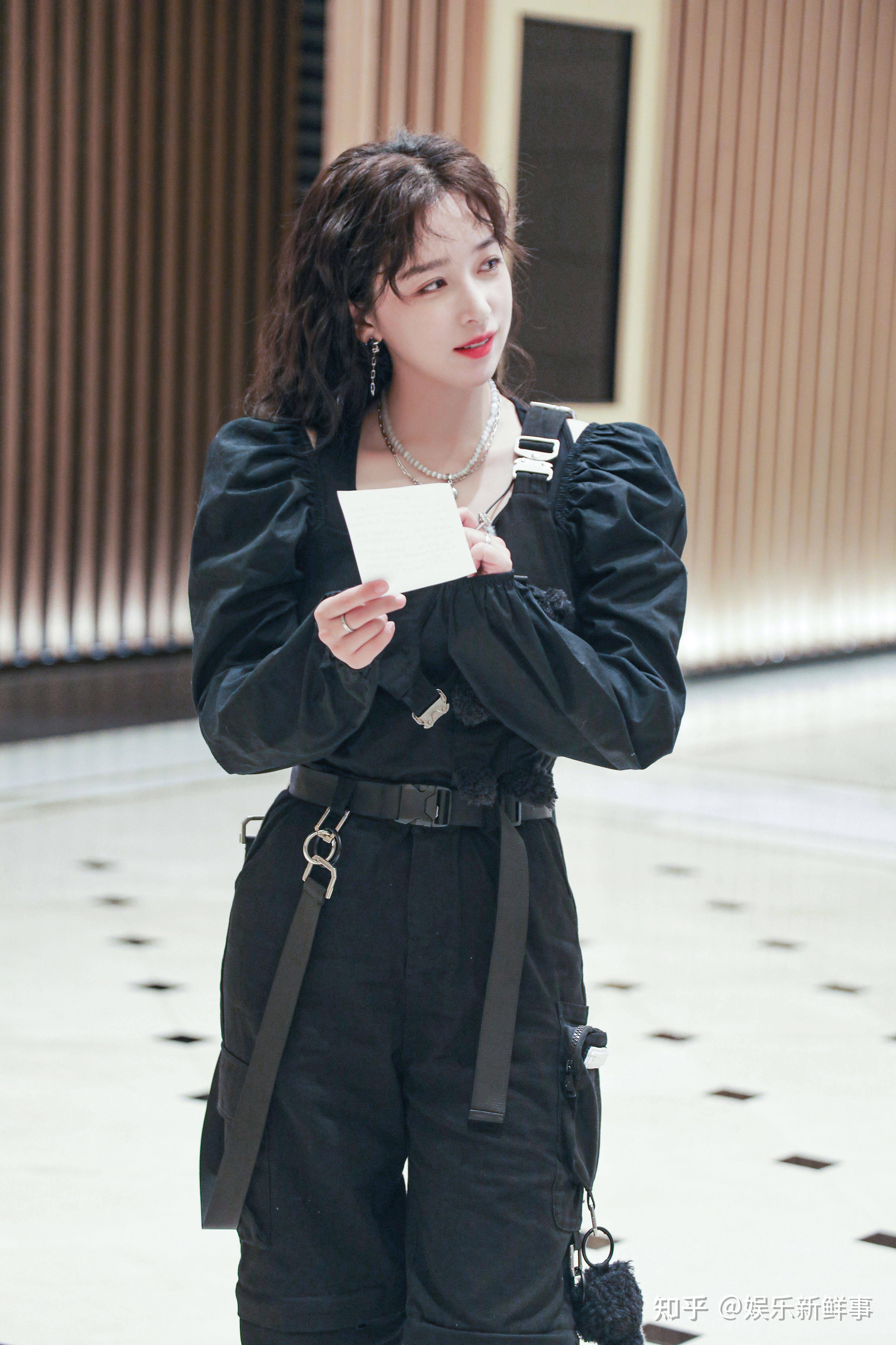 首日,"团长"阚清子与旅行定制人谭盐盐分别带队接受打卡挑战.