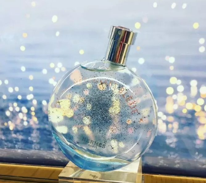 2,hermes蓝色橘彩星光香水香评:前调带着莓果的香甜,中调是花香带着一