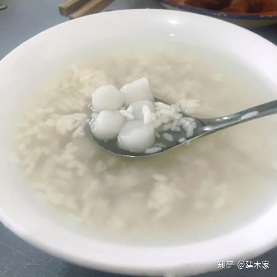 面团捏成小块,搓圆放入锅中煮熟白糯米粉加温水和匀揉透,74甜酒