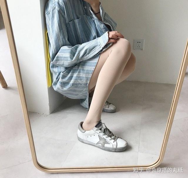 明星们总是会走在时尚的前端,夏天穿毛衣,冬天光腿穿裙子是常用的事