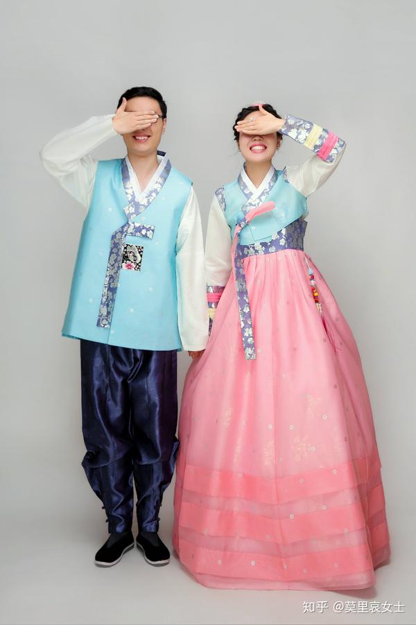 大抵是因为愈晚愈精神,而且小姑娘盘发盘得尤其好看.