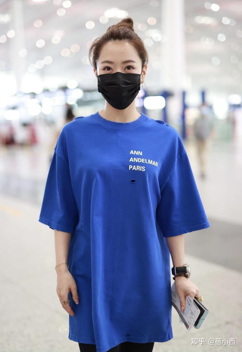 白冰真是妈系女神代表穿蓝t恤配打底裤超减龄不像80后