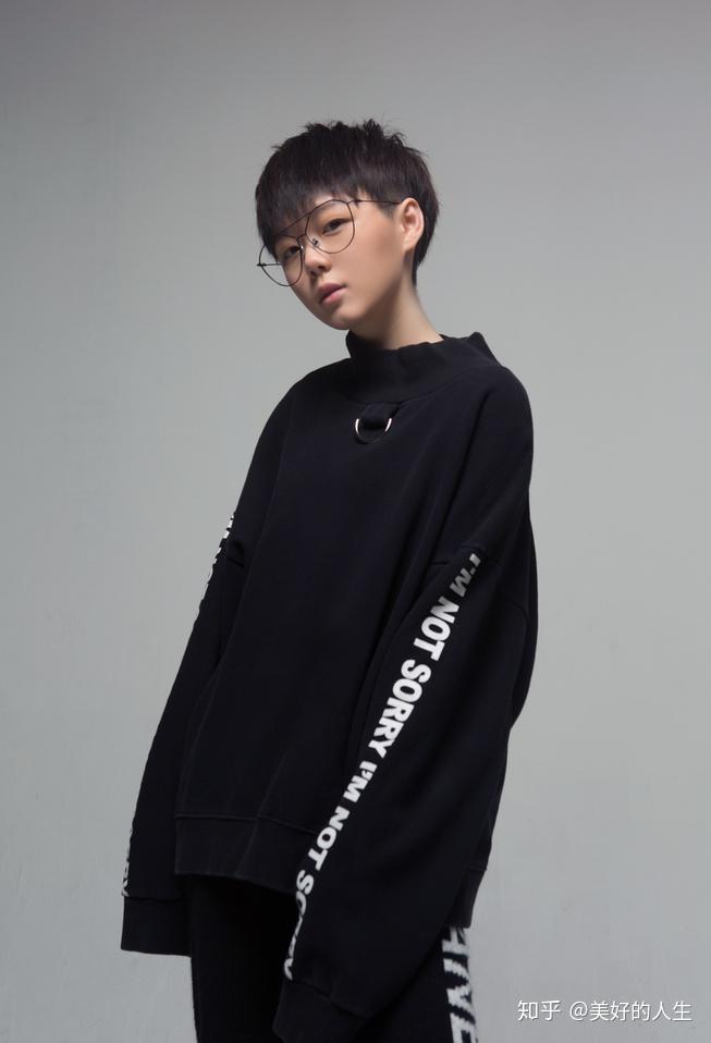 为什么王欣宇在青春有你2中的风评一下从可爱到油腻她究竟挡了谁的道