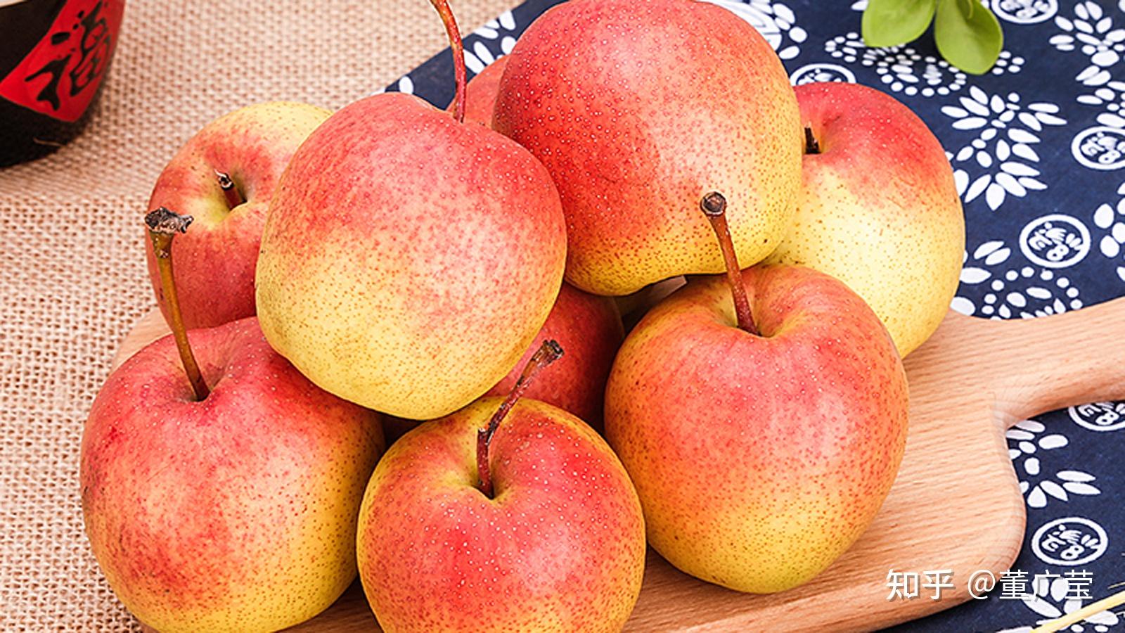 红霄梨主要是用野生杜梨树做砧木,然后用优质红霄梨品种的枝条做接穗