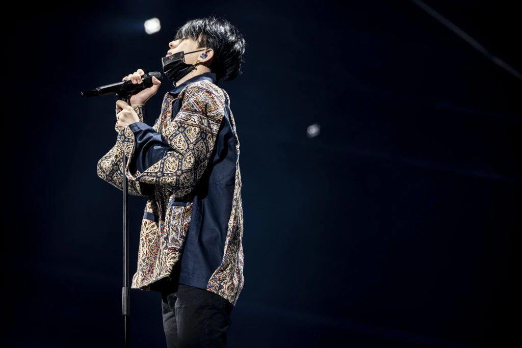 蔡徐坤微博之夜壁纸黑色西装搭配紫色印花毛衣超级帅气的说