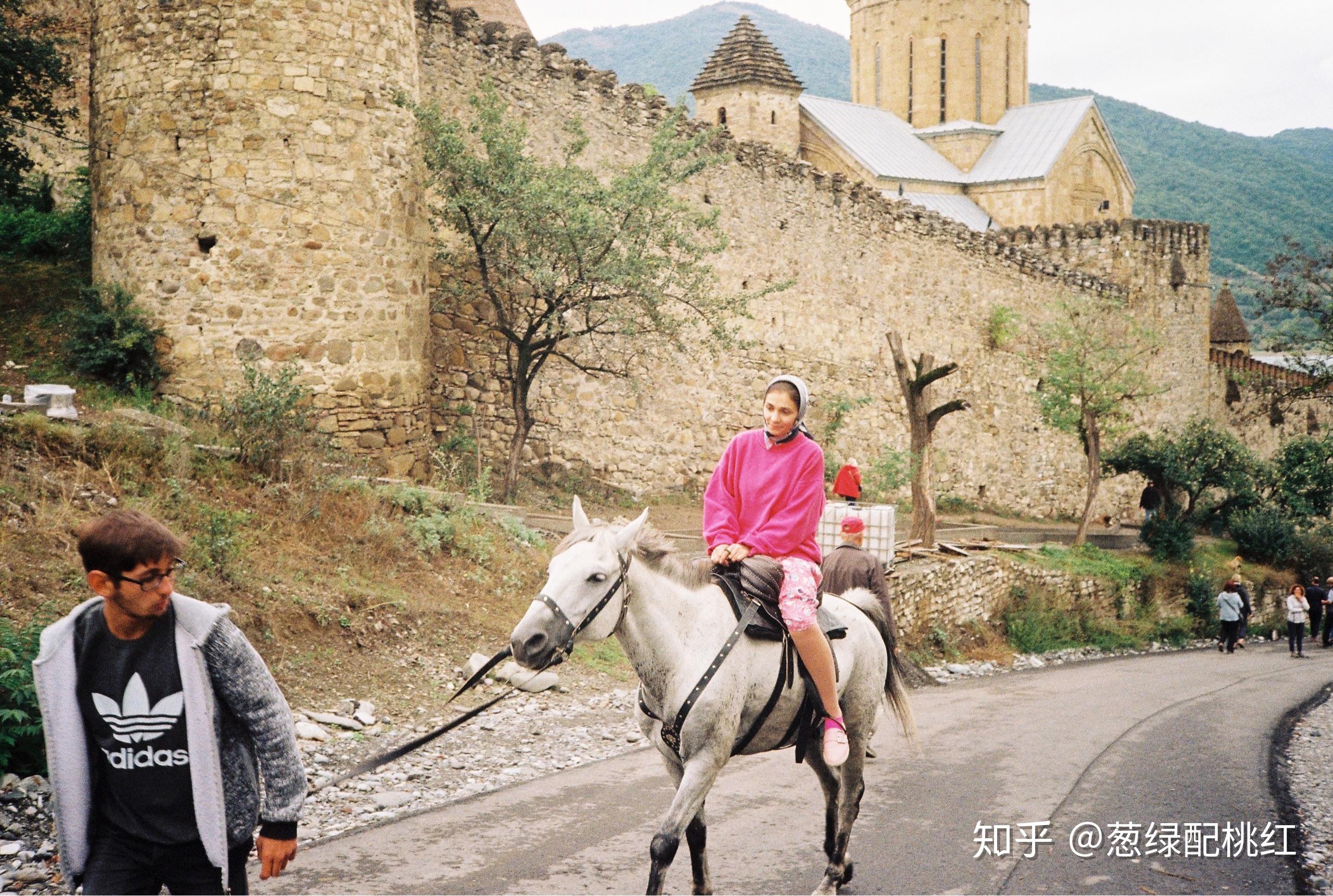 我们从住宿地包车50拉里,去了据说是距离天堂最近的教堂,有很多新人来
