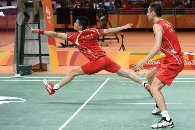 羽毛球双打绝对要避免的6个示范!