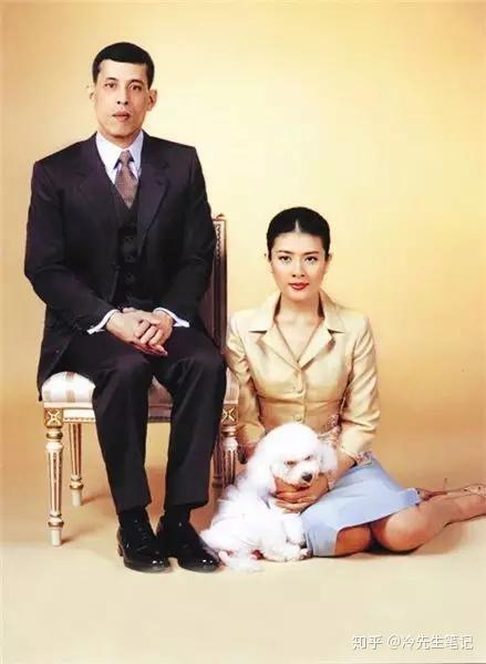 险被废黜却风流不改玩一夫多妻68岁泰国国王伴多名佳丽骑行