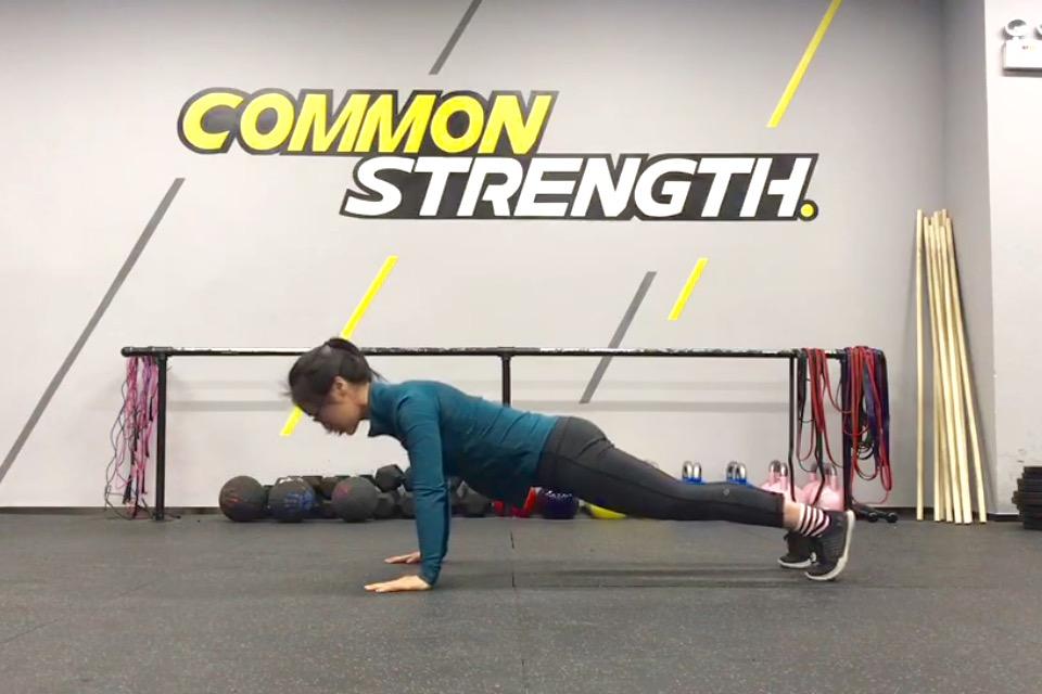 女生怎么样练俯卧撑 v2-66dbad0d80c1273c48bfb3ae17982225_1440w.jpg?source=172ae18b