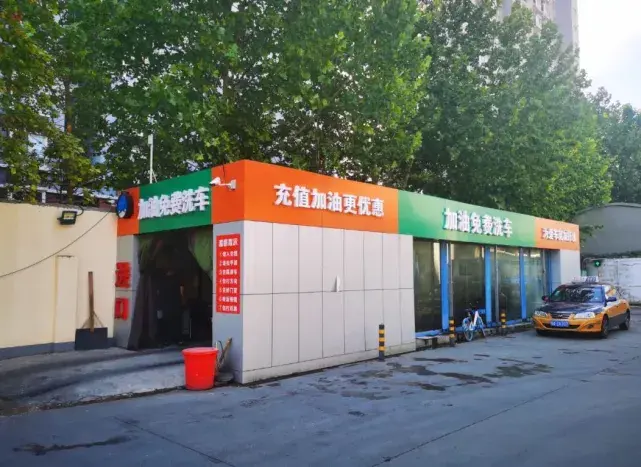 加油站免费洗车你试过吗行内人加完油开车就走套路是真深
