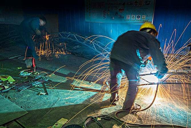 大楼失火伤亡数十人竟然是因为一个电焊工