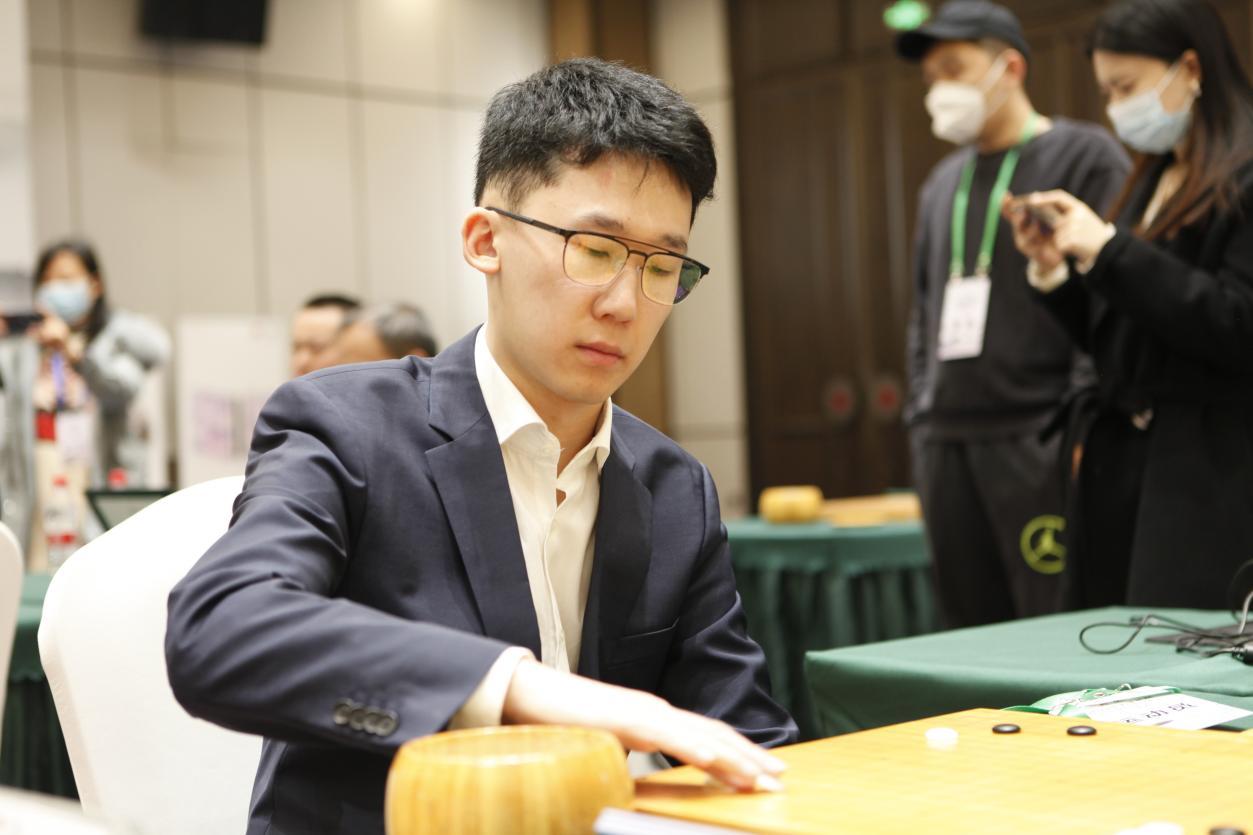 范胤在比赛中为上海清一青年队扳回一城的是王春晖二段,半目险胜