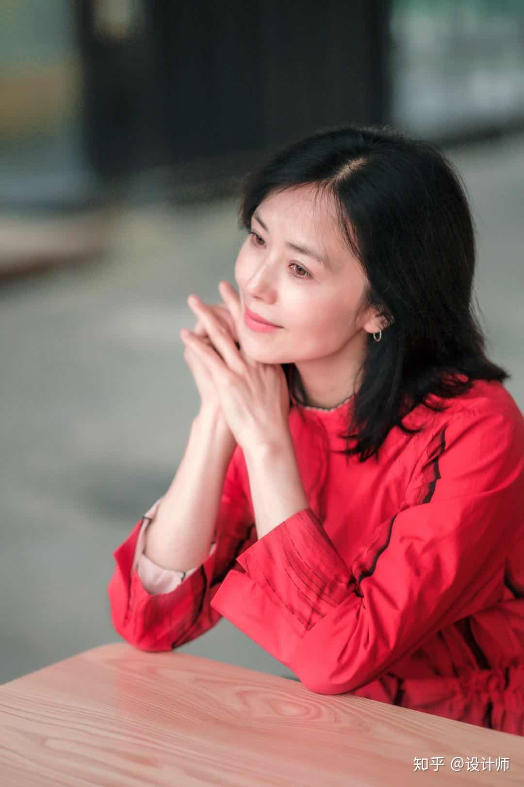 中年女性拍照最为推荐的7个姿势简约不做作拍照上镜有气质