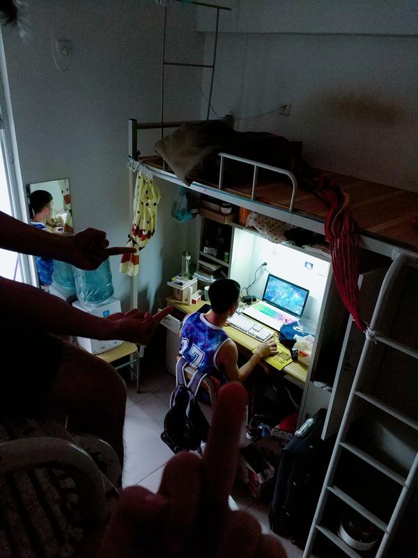 当然是休息时间玩游戏开外放加滚(机械)键盘.