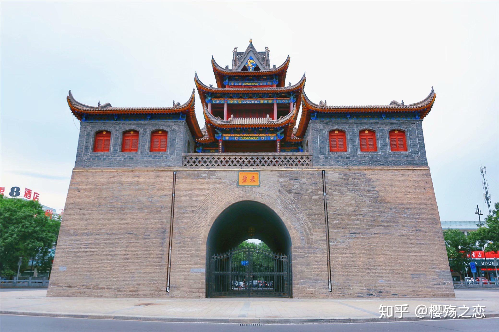 街十字路交叉处,始建于清道光元年,总高36米,由台基,楼阁,角坊组成