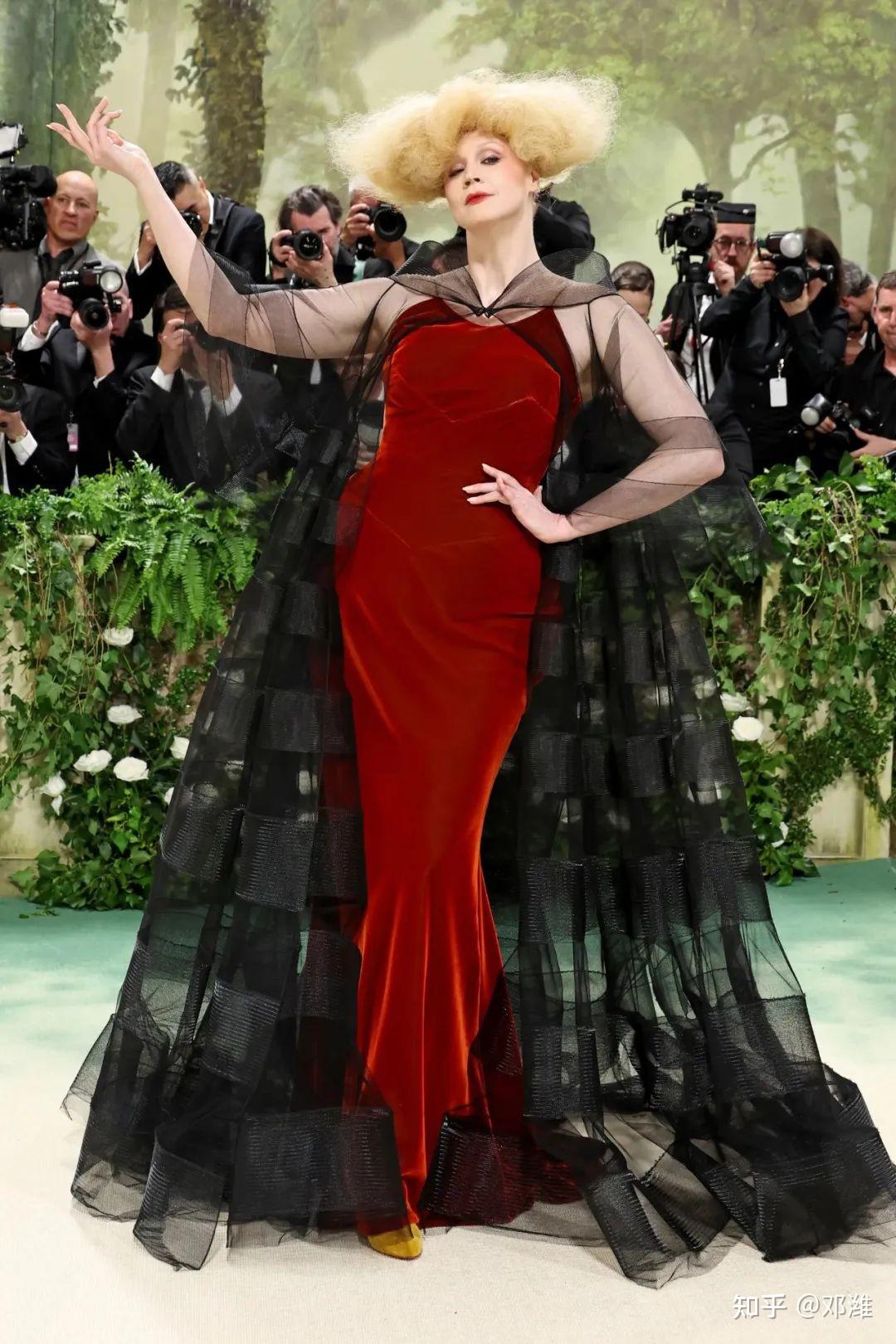 周受资夫妇走红毯很帅,贝佐斯桑切斯超拼,邓文迪杨紫琼