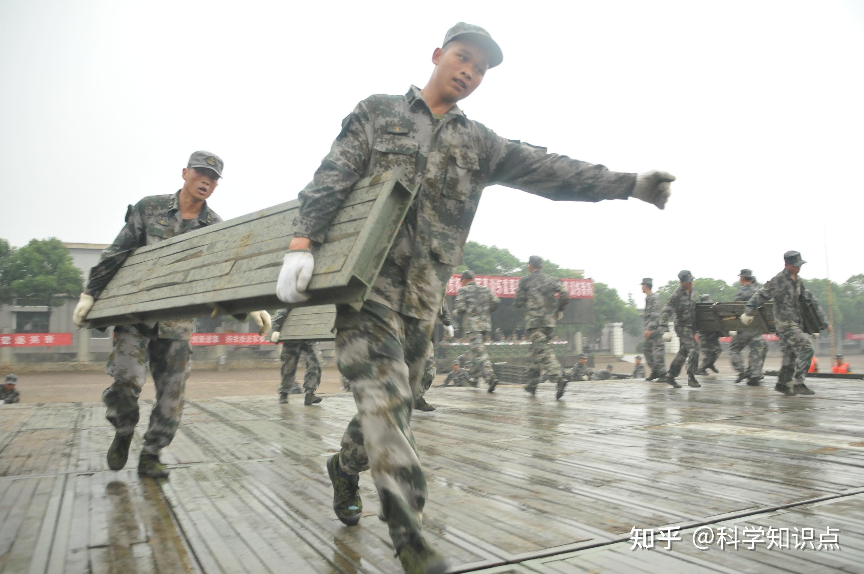 其实这相当于是工程兵,舟桥部队呢主要负责的是渡河工程保障任务的