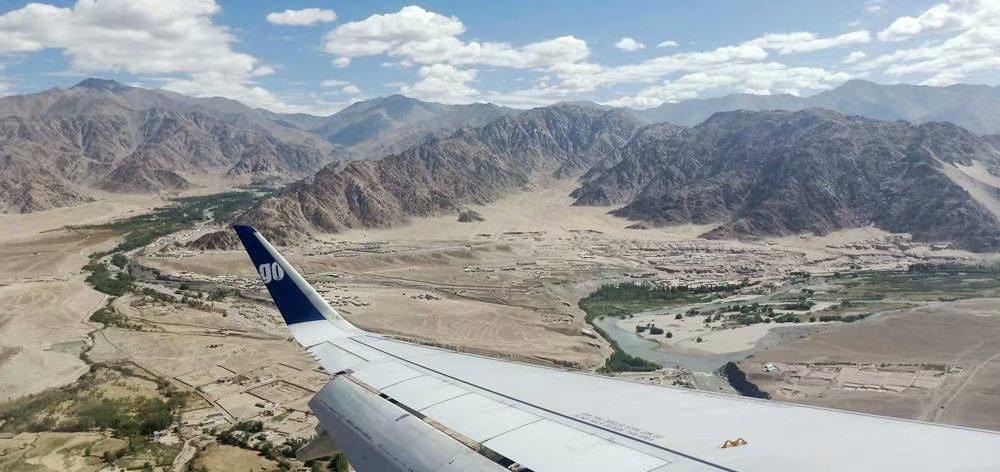 列城机场,周围都是荒山,景色酷似西藏阿里.