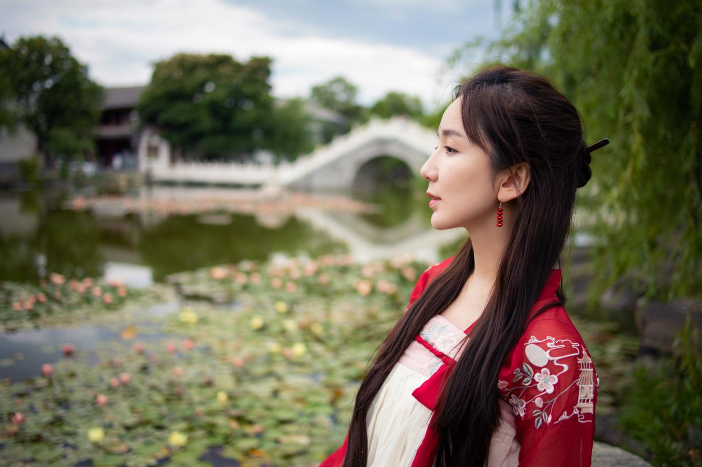 娄艺潇古风旅行大片巧笑倩兮红妆惊艳