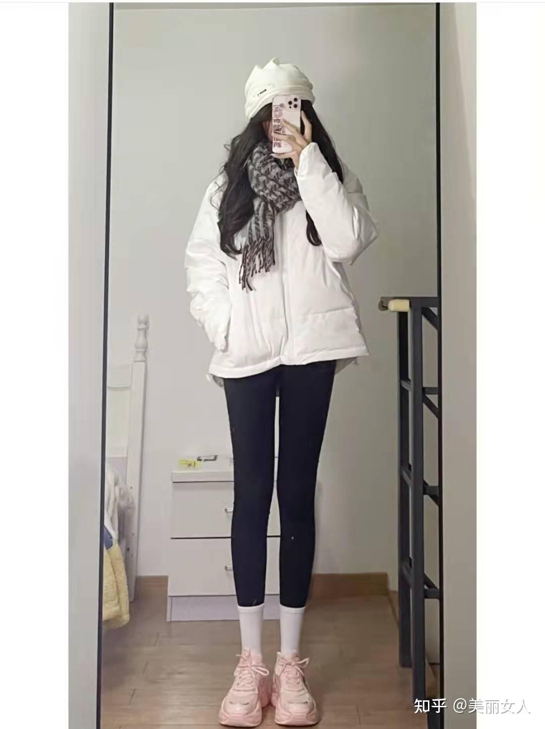 白色羽绒服配什么颜色围巾好看