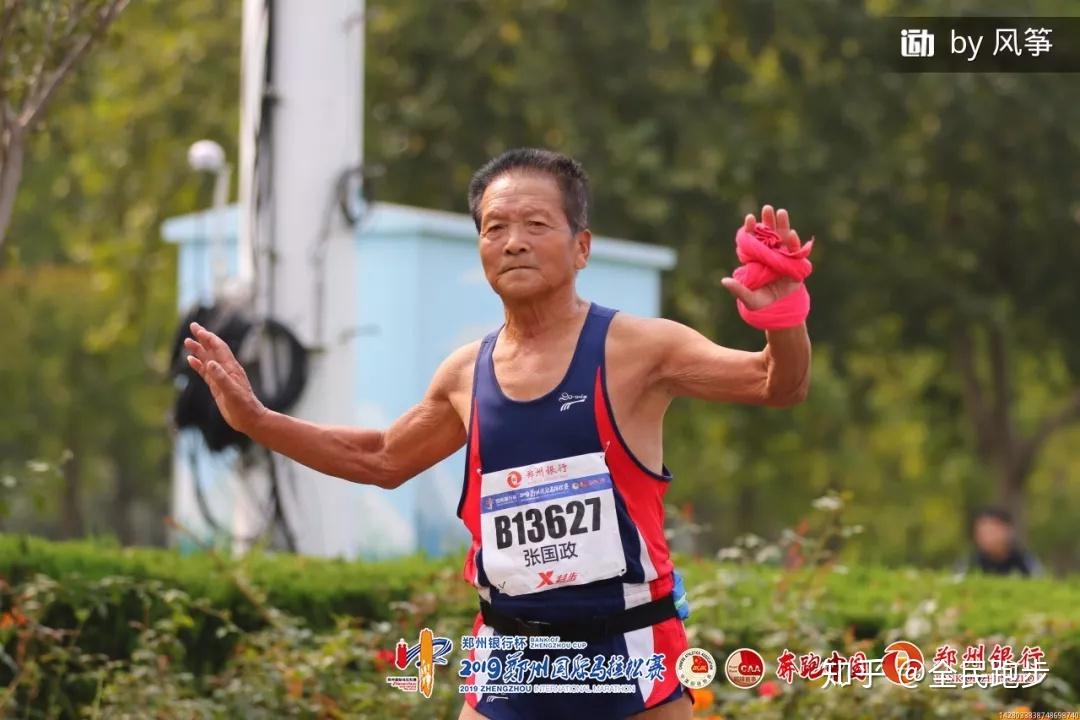 79岁老兵完成石家庄马拉松全程他自信能活到100岁