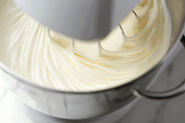 顾名思义,就是代替厨师部分工作的机器,主要用来揉面和打蛋(奶油)