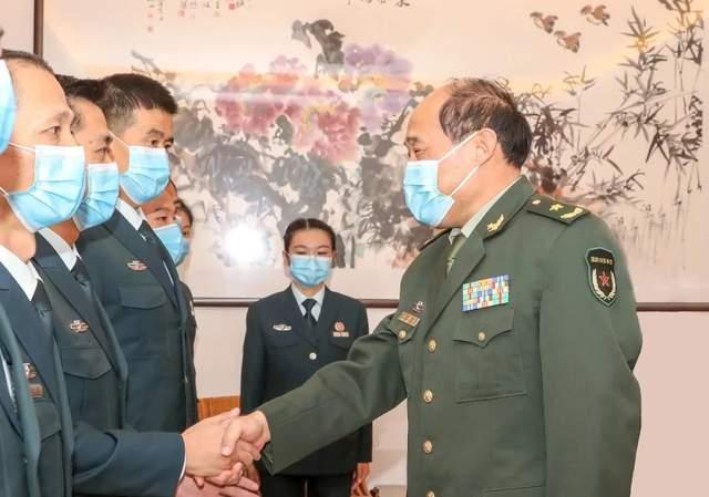 省军区宋鸿喜政委出席报告会,并与优秀文职人员代表一一握手,亲切交谈