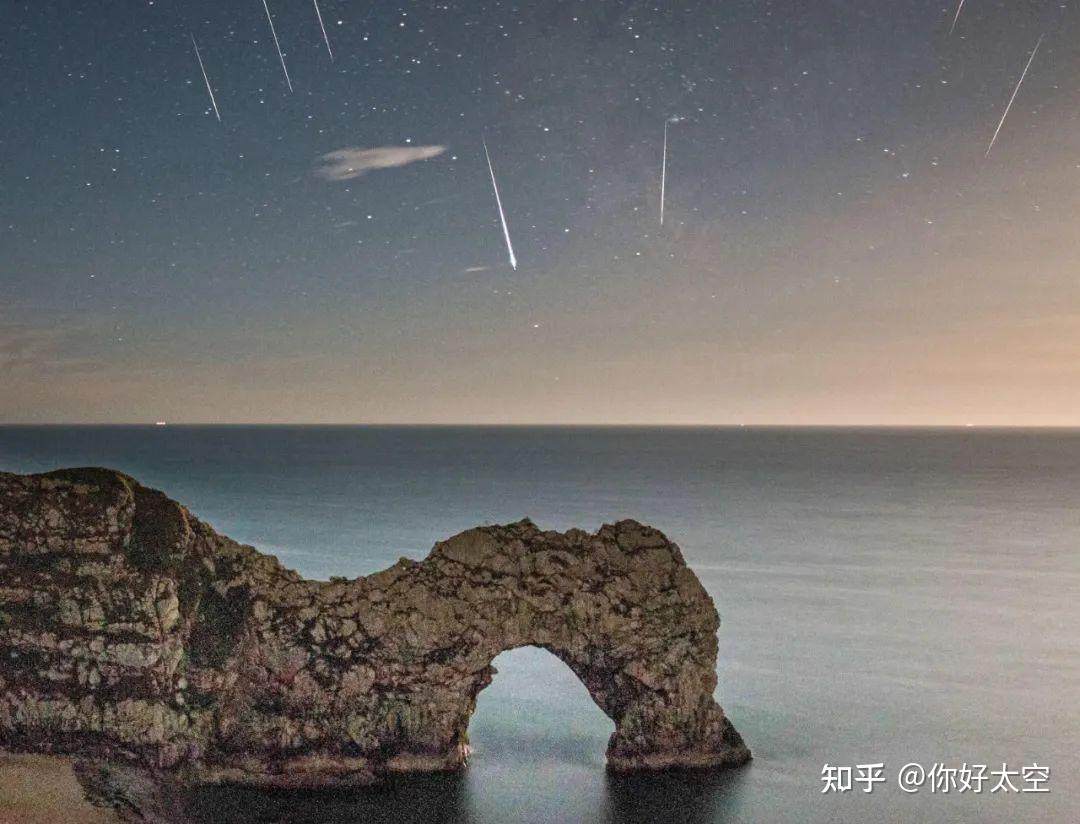 (图:白羊座流星雨延时摄影 来源:shutterlock)