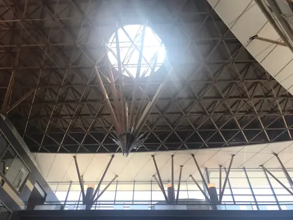 拍摄于温哥华西蒙弗雷泽大学（sfu）木网架大跨和鱼腹梁张弦木结构“mass ti