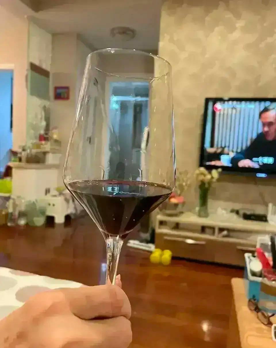 10年前我都很喜欢到酒吧玩平均一个星期去一次点一瓶388元的红酒都不