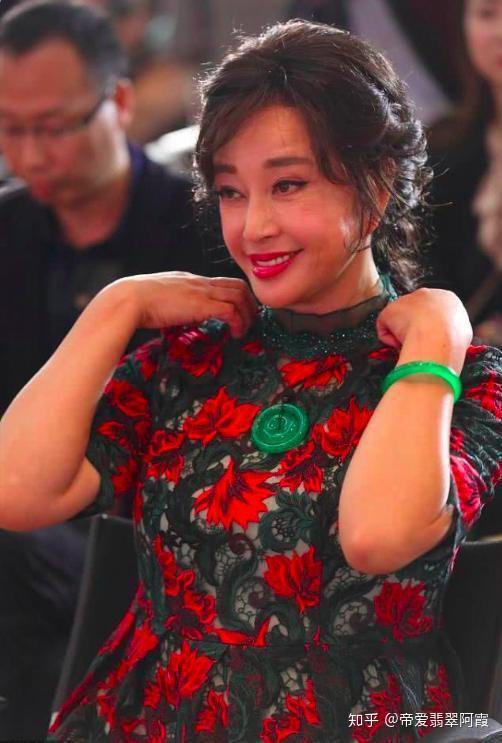 帝爱翡翠阿霞话63岁刘晓庆翡翠102亿戴超大翡翠贵气十足用美照做手机