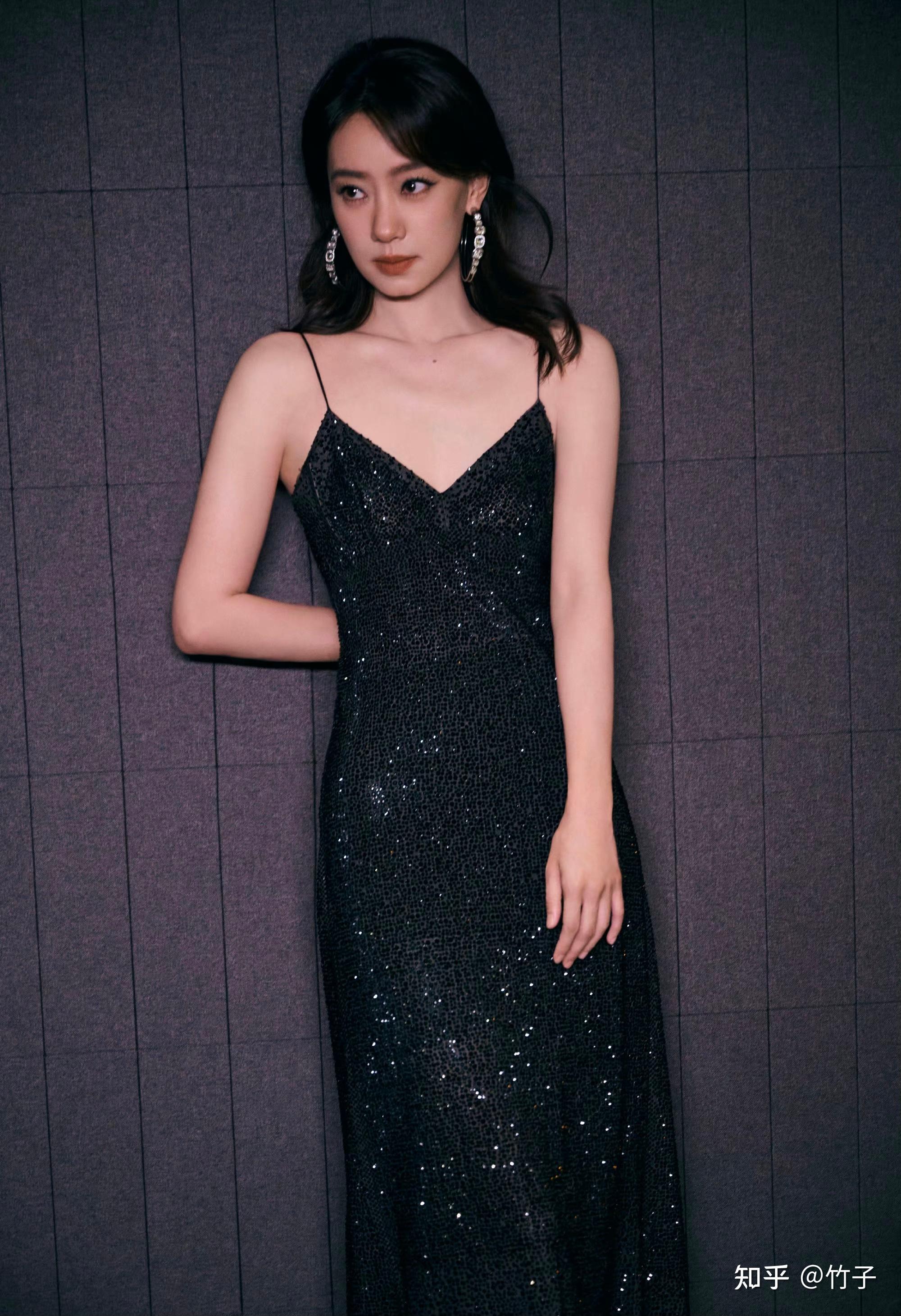 张小斐最新美照分享,一袭暗夜璀璨星河裙又瘦又美又飒又赞!