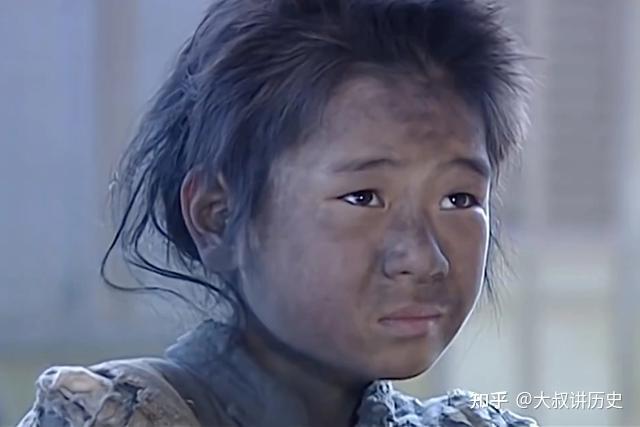 他怀疑这"小叫花子"是八路军的探子,便把曹世范抓起来严刑拷打.