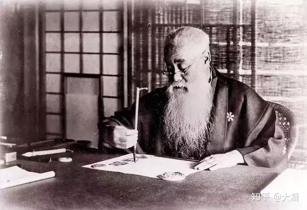 清人周星莲在《临池管见》里是这样解释的:掌心向内,五指具平,腕竖锋