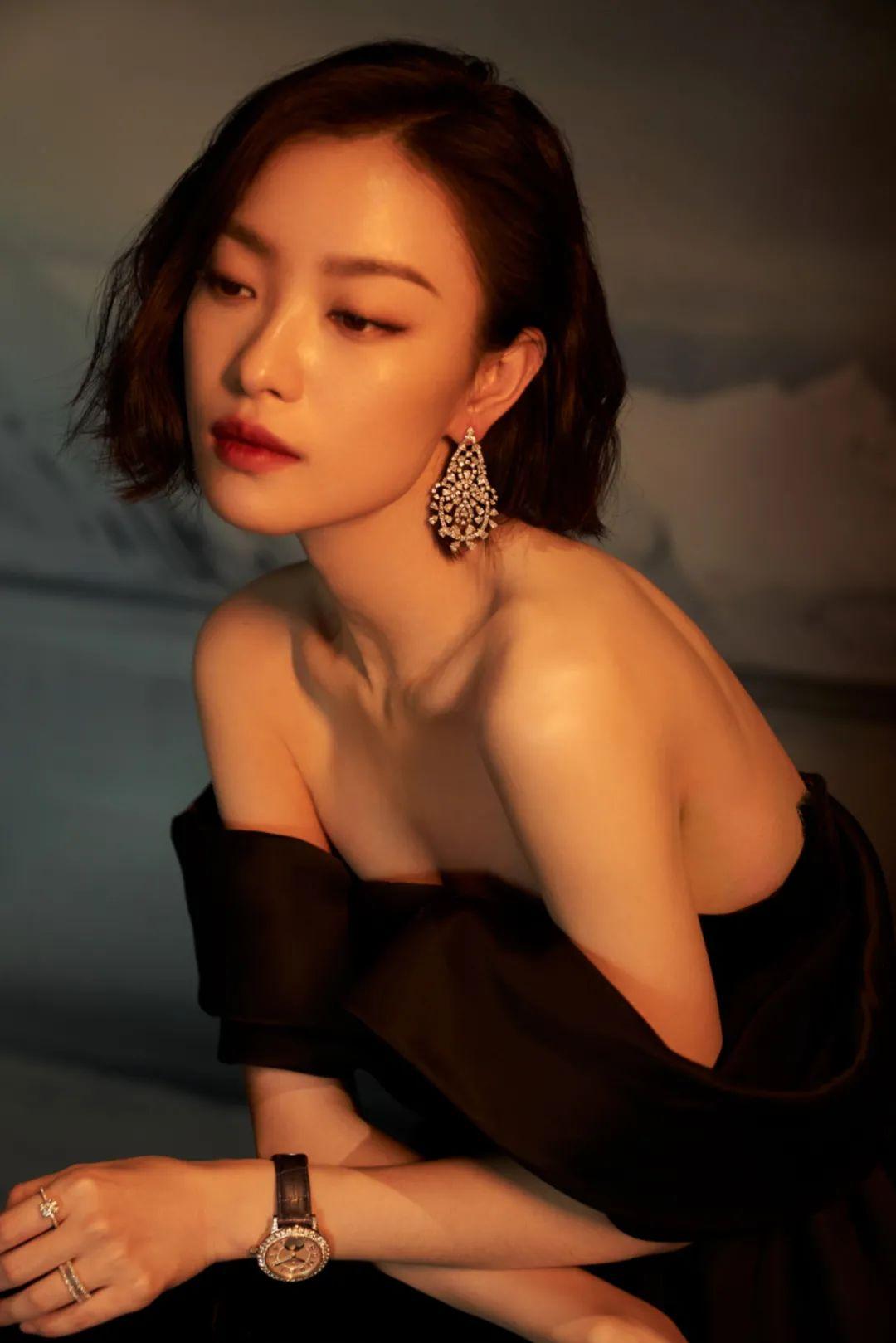 倪妮饱满的双唇,分布大气的五官,明显的颧骨和利落的下颌线,这些特点