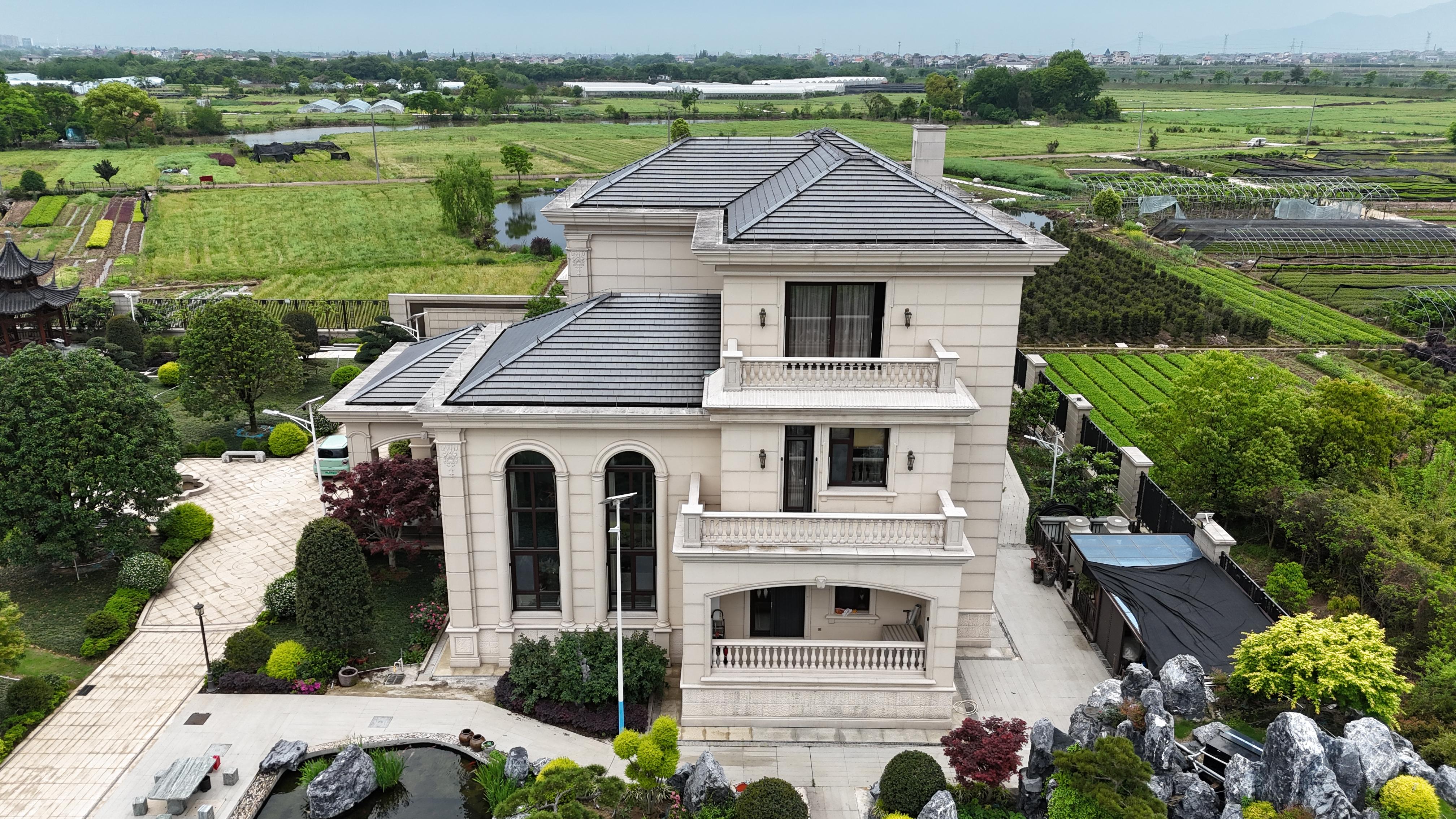 这个应该不叫别墅,称他为庄园比较贴切,这座庄园隐藏在浙江的一个农村